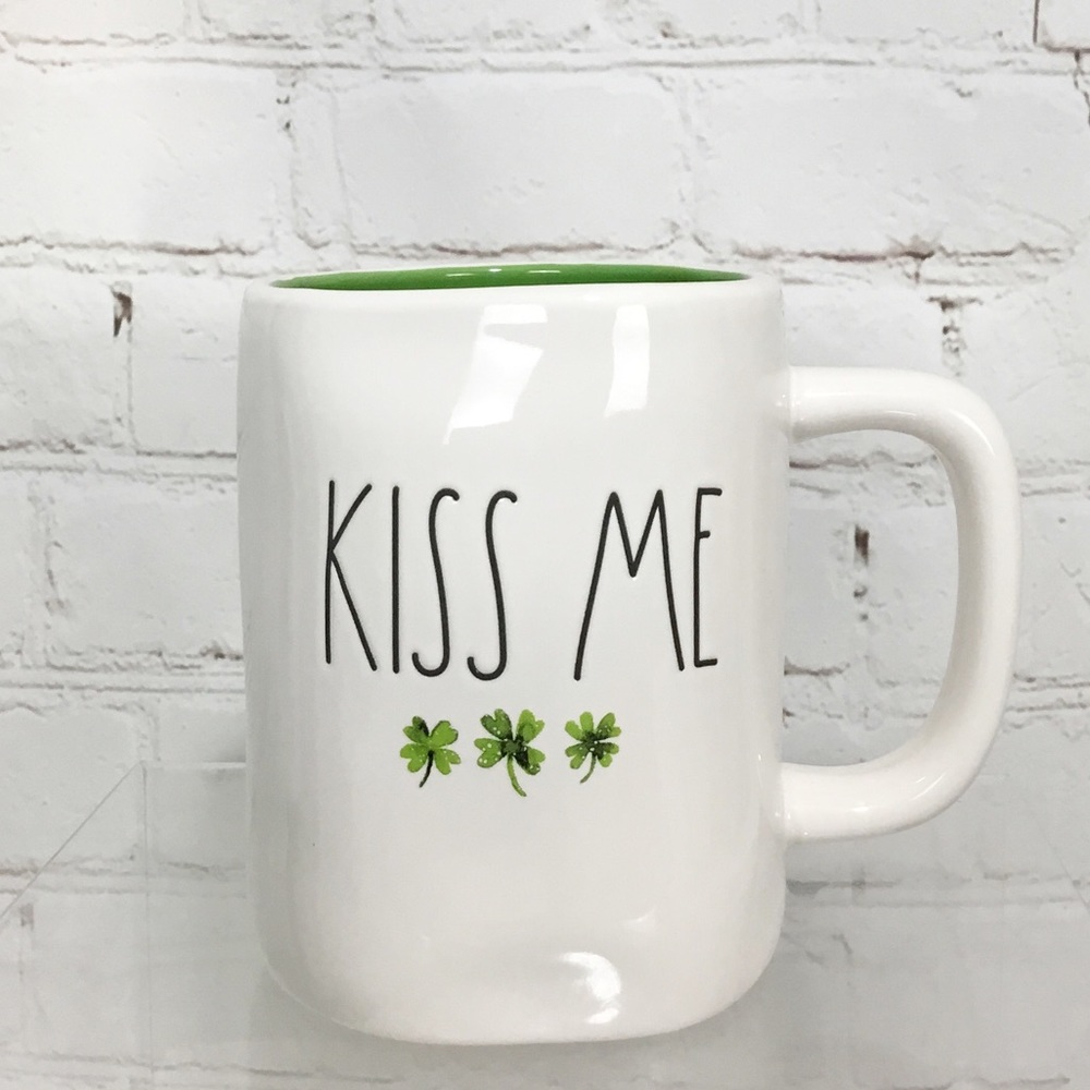 🚨FLASH SALE🚨Rae Dunn “KISS ME” coffee mug